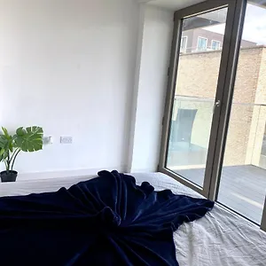 https://md-apartments-stunning-2-bedroom-2-bath-apartment-royal-docks.brighton-hotels-england.com
