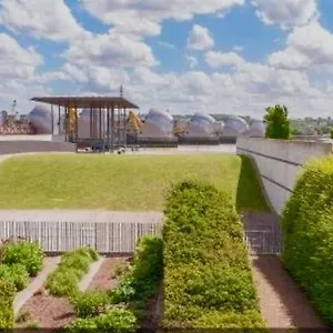 Contemporary Overlooking Barrier Park Homestay